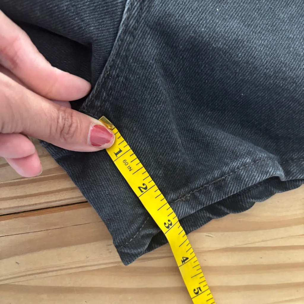 Levi's Black Jean Shorts High-Waisted Snug Fit - Image 8