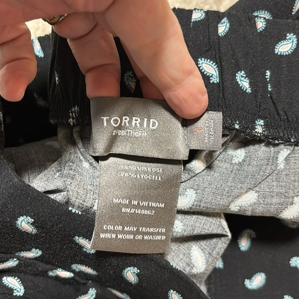 1X 14/16 Torrid sz 1 flowy paisley shorts black pull in All year wear! - Image 5