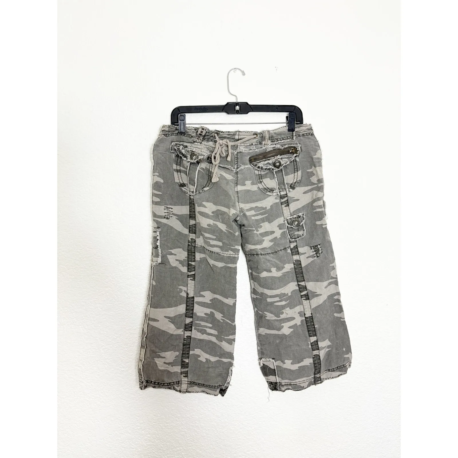 Vintage Y2K Deep Los Angeles Distressed Camouflage Cargo Capri Pants Size Medium Green - Image 12