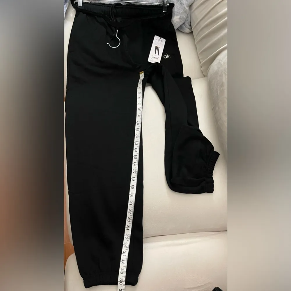 NWT Alo Yoga Accolade Sweatpants Cool Chrome Logo Black, Pockets Size L - Image 9