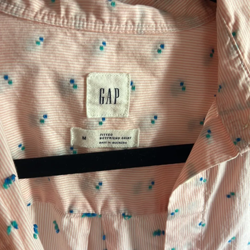 Gap size medium pink button up button down shirt 100% cotton - Image 3