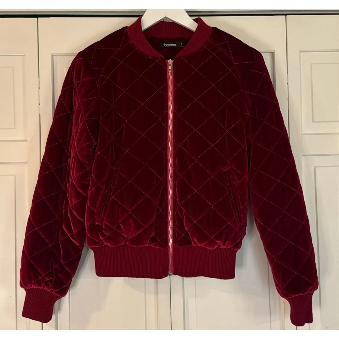 Boohoo red velvet quilted bomber jacket size small - Image 5