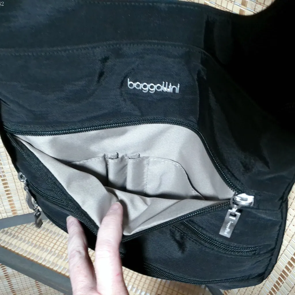 Black Baggallini Big Zipper Bagg with RFID - Image 4
