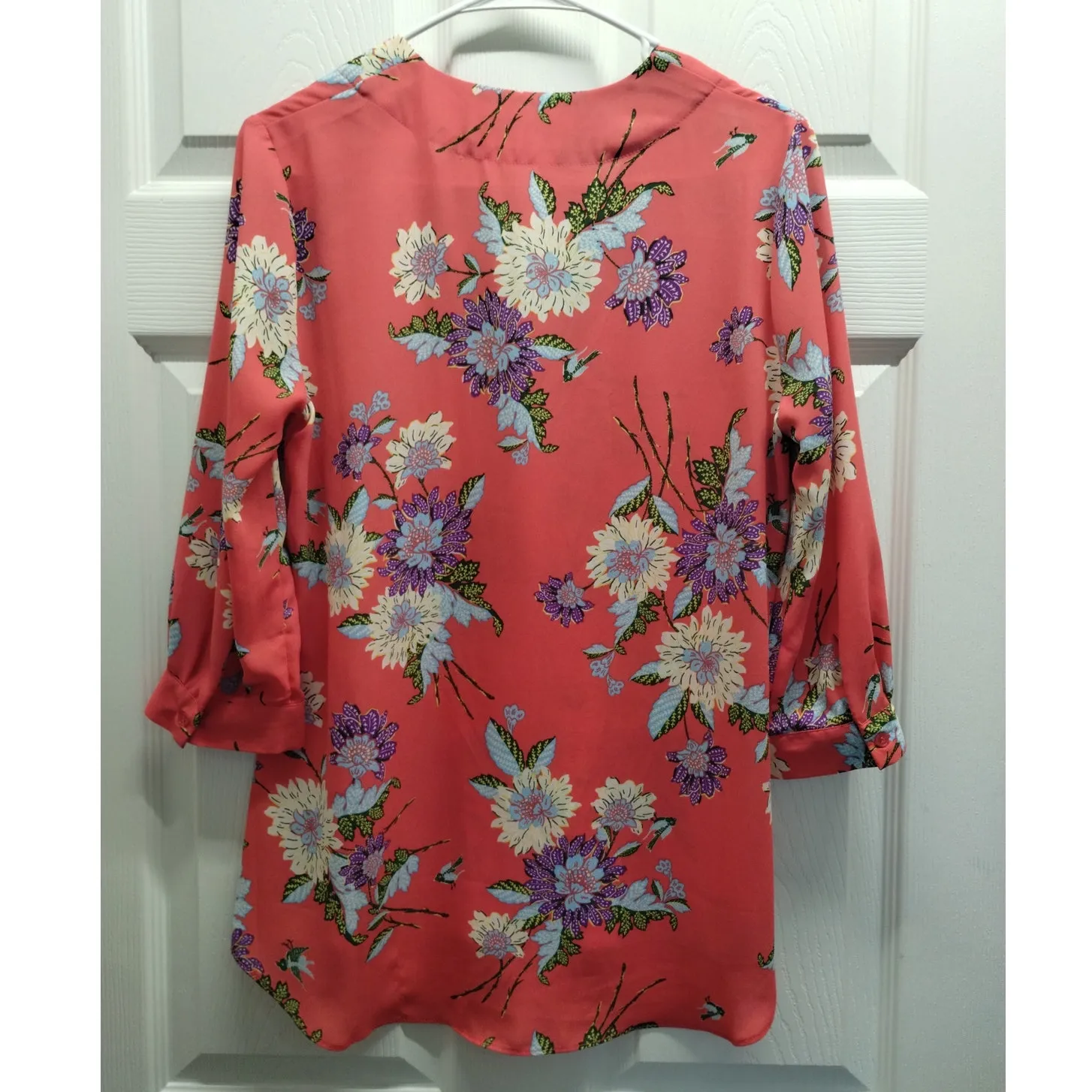 Rose + Olive Women's Size Small Coral Orange Pink 3/4 Sleeve Floral V-Neck Top - Image 3