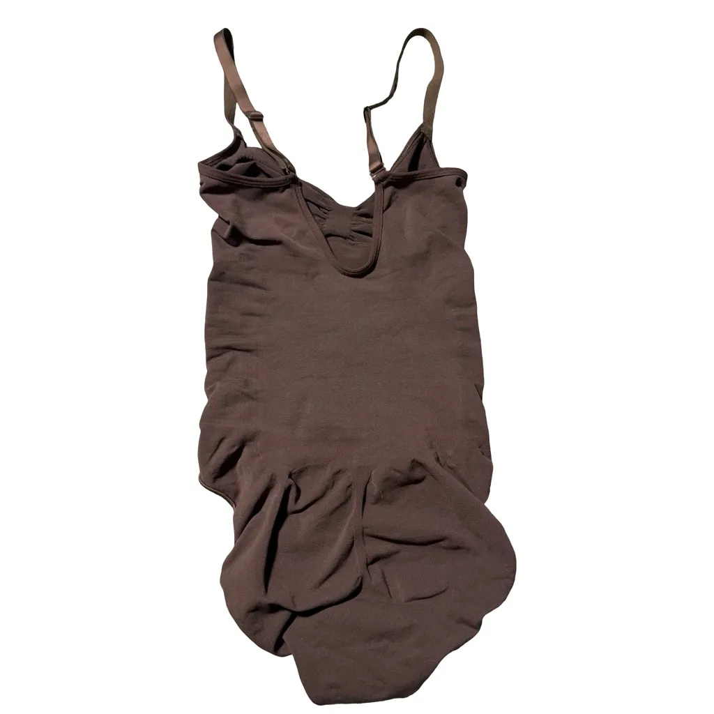 SKIMS  SEAMLESS SCULPT BRIEF BODYSUIT - Image 4