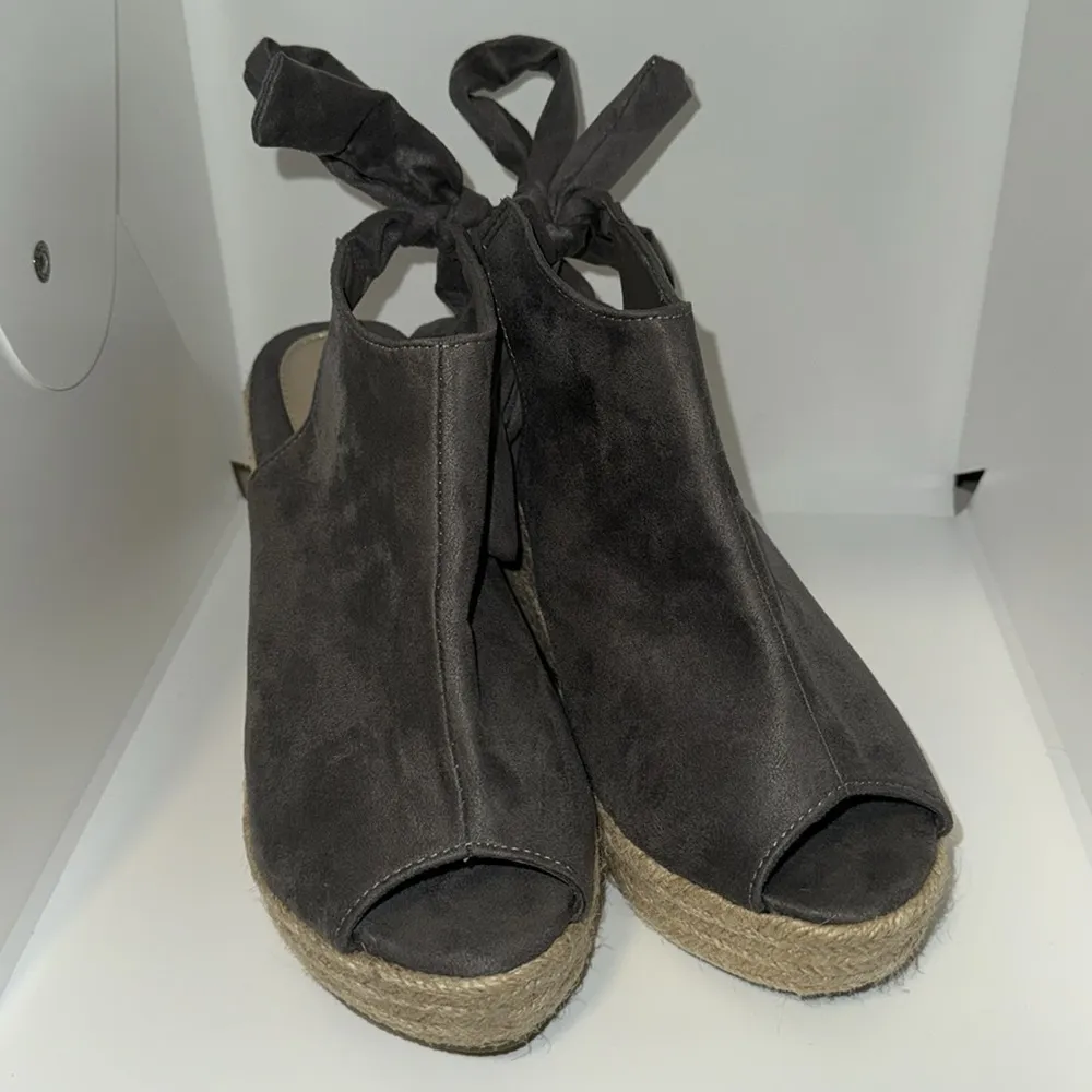 Refresh Bow Accent Emery Platform Wedge Espadrille Sandals Women’s 10 Gray - Image 2