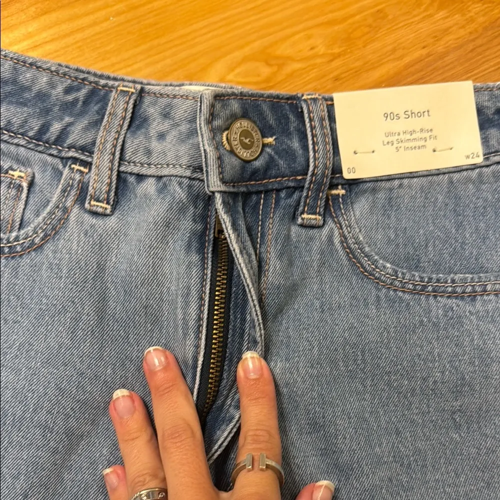 NWT Hollister: Ultra High-Rise Medium Wash 90s Denim Shorts 5" - Image 4