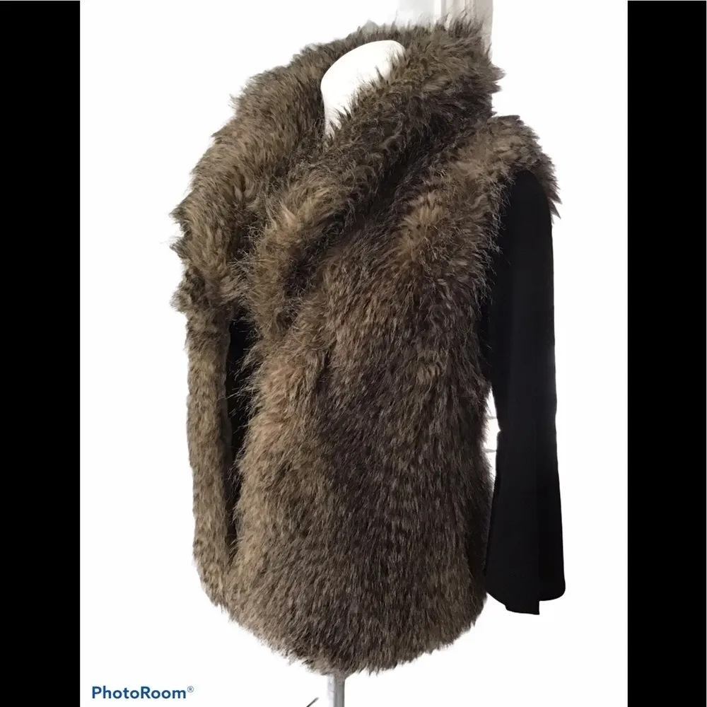 Jack B B Dakota Faux Fur Vest. - Image 3