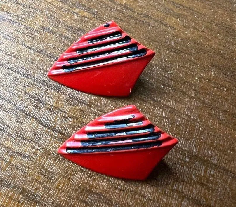 Vintage Womens Retro Shield Shape Stud Earrings 70s 80s Metal Red Black - Image 2