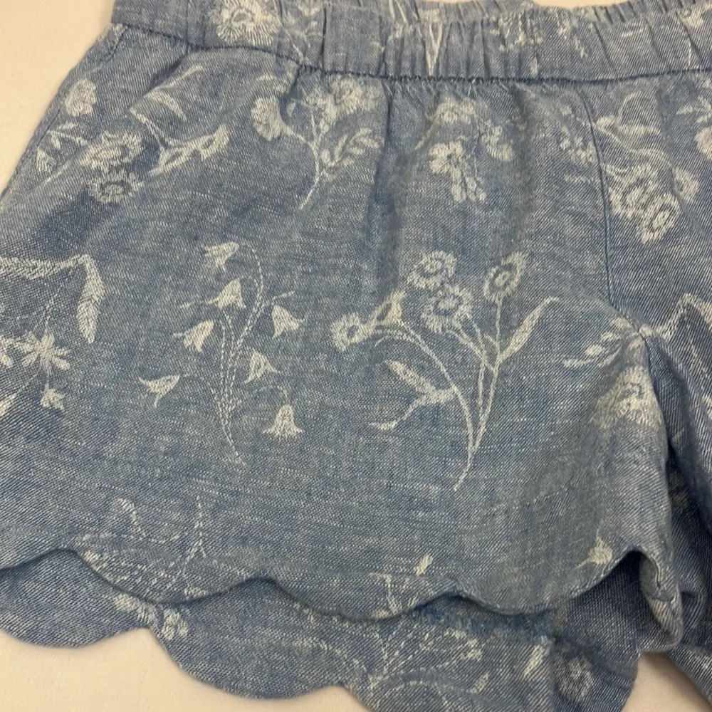 Old Navy Floral Blue and white Women's Shorts size small - Image 2