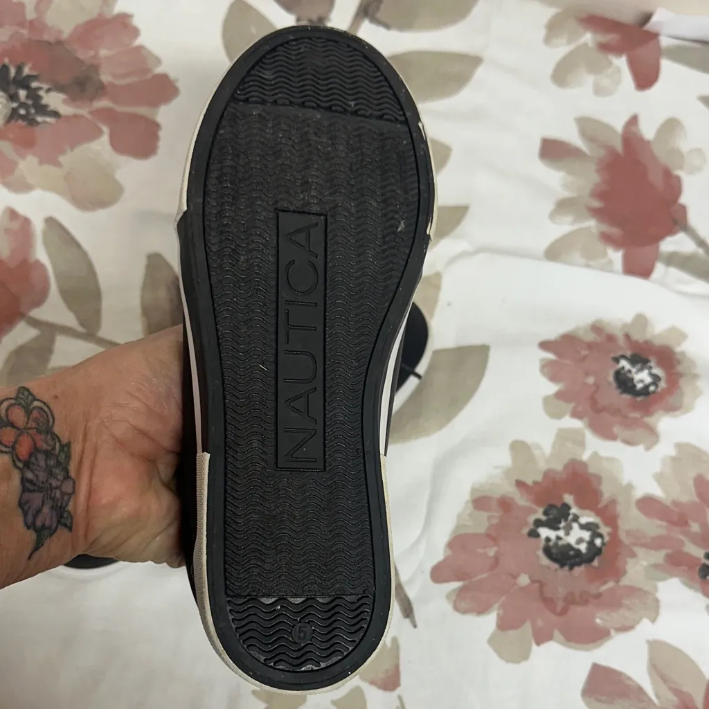 Nautica  Women's Black and White Sneakers - Image 5