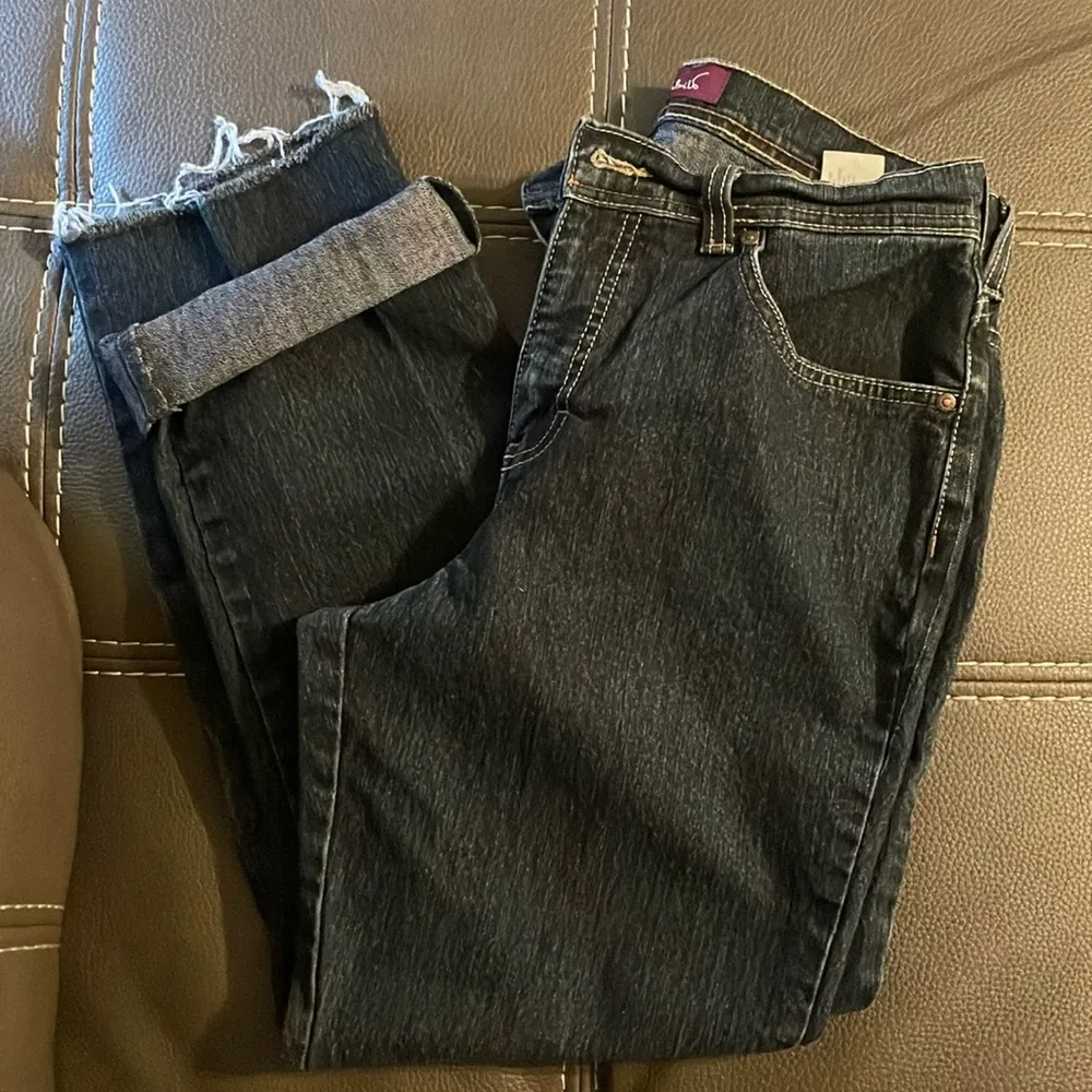 Gloria Vanderbilt Size 8 women’s denim, capris, raw hem.‎ Preowned. - Image 2