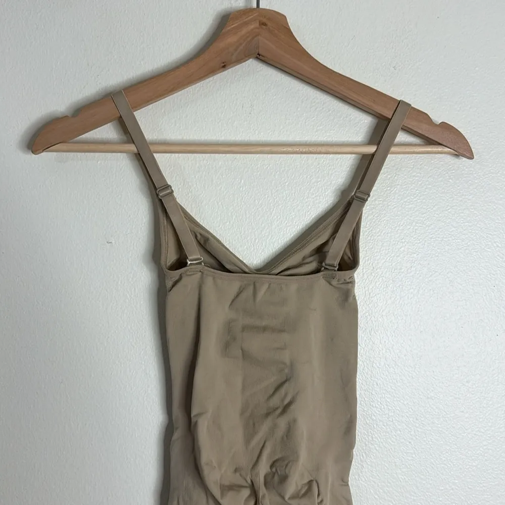 Skims Seamless Sculpt Mid Thigh Bodysuit in clay size small NWOT - Image 9