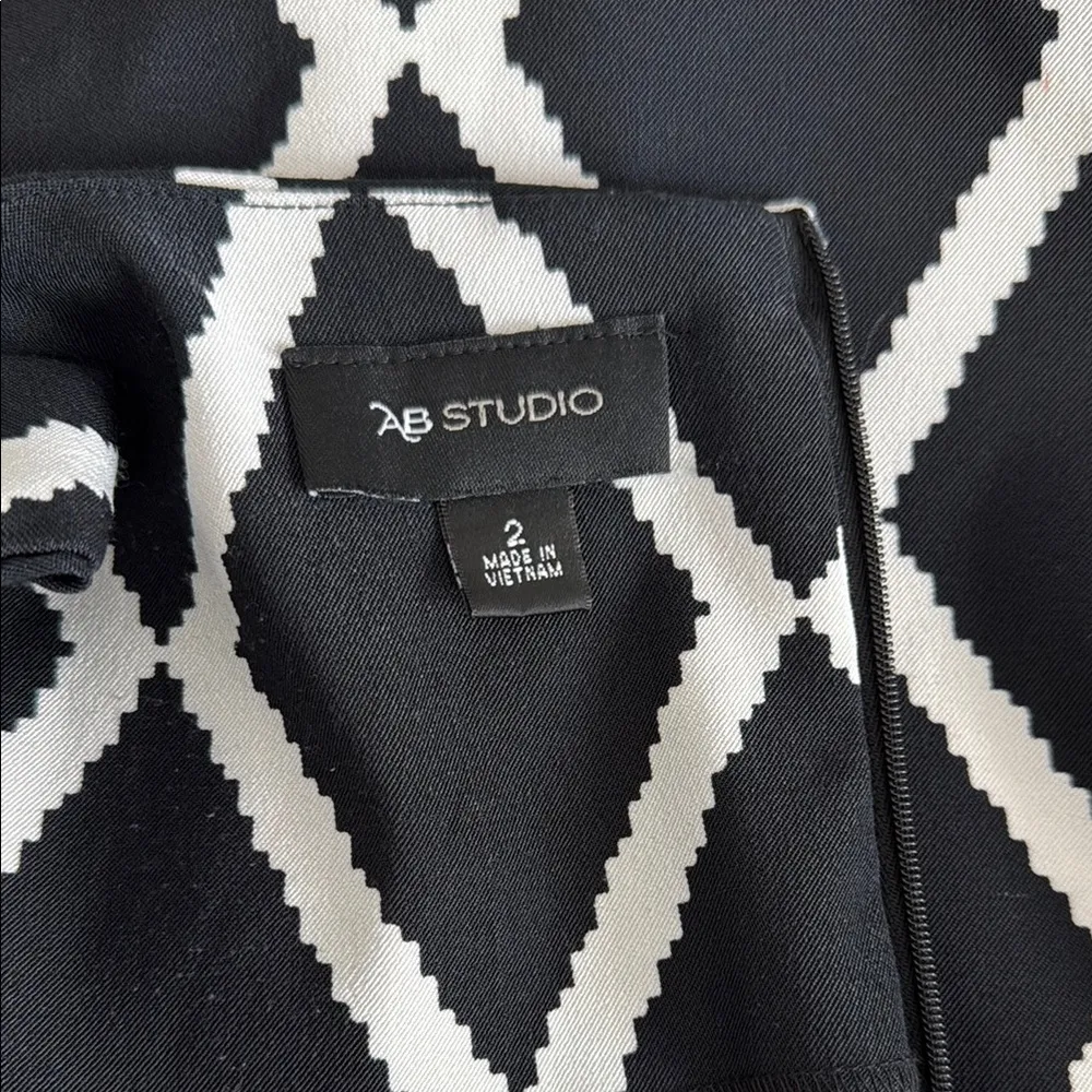 Black and White Sleeveless Dress - Image 2