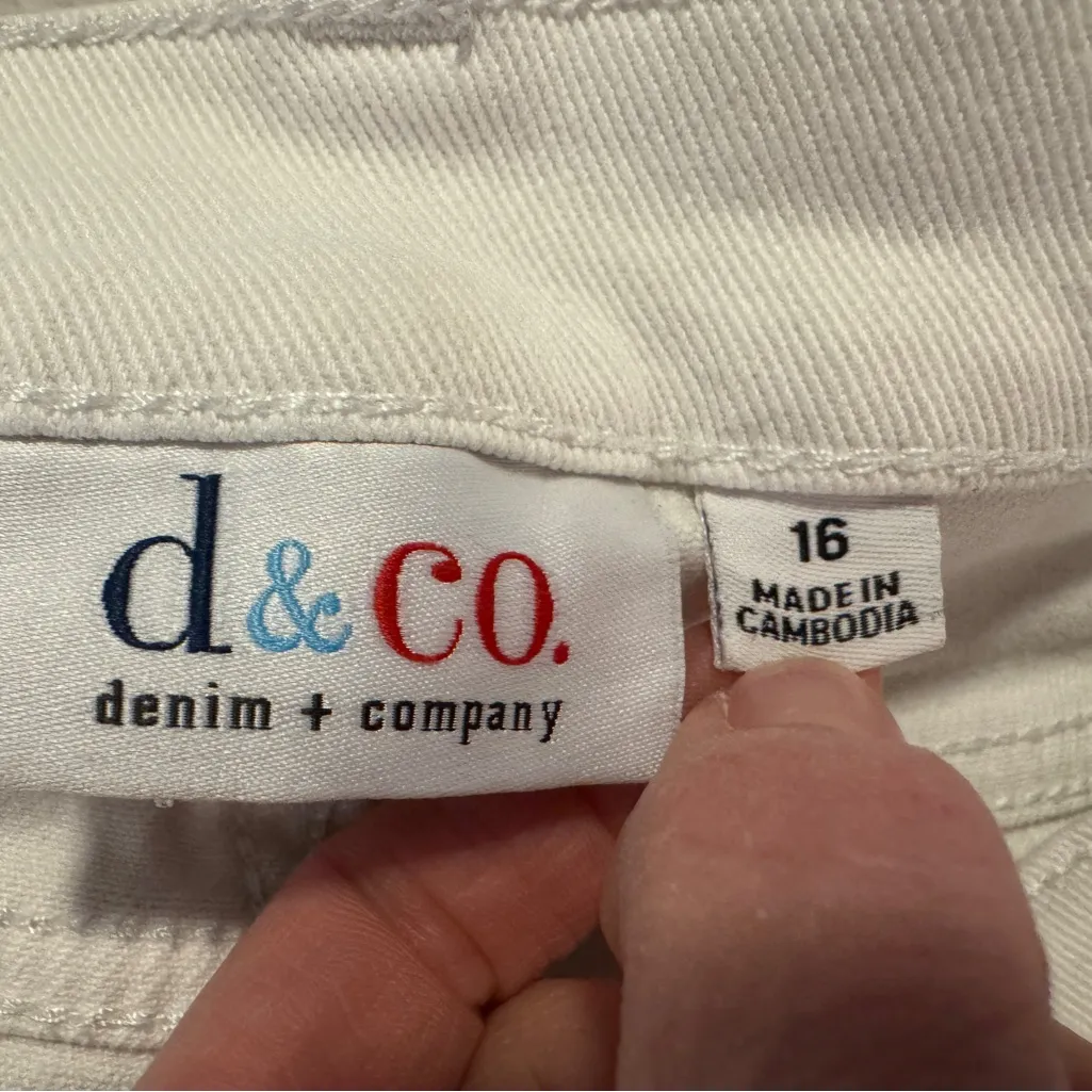 Women's D&Co. Distressed White Denim Shorts Size 16 - Image 4