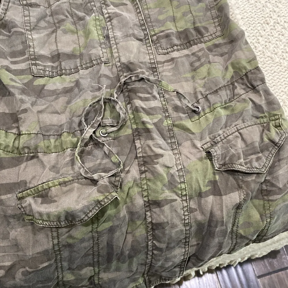 Me Jane zippered camouflage vest size small - Image 7