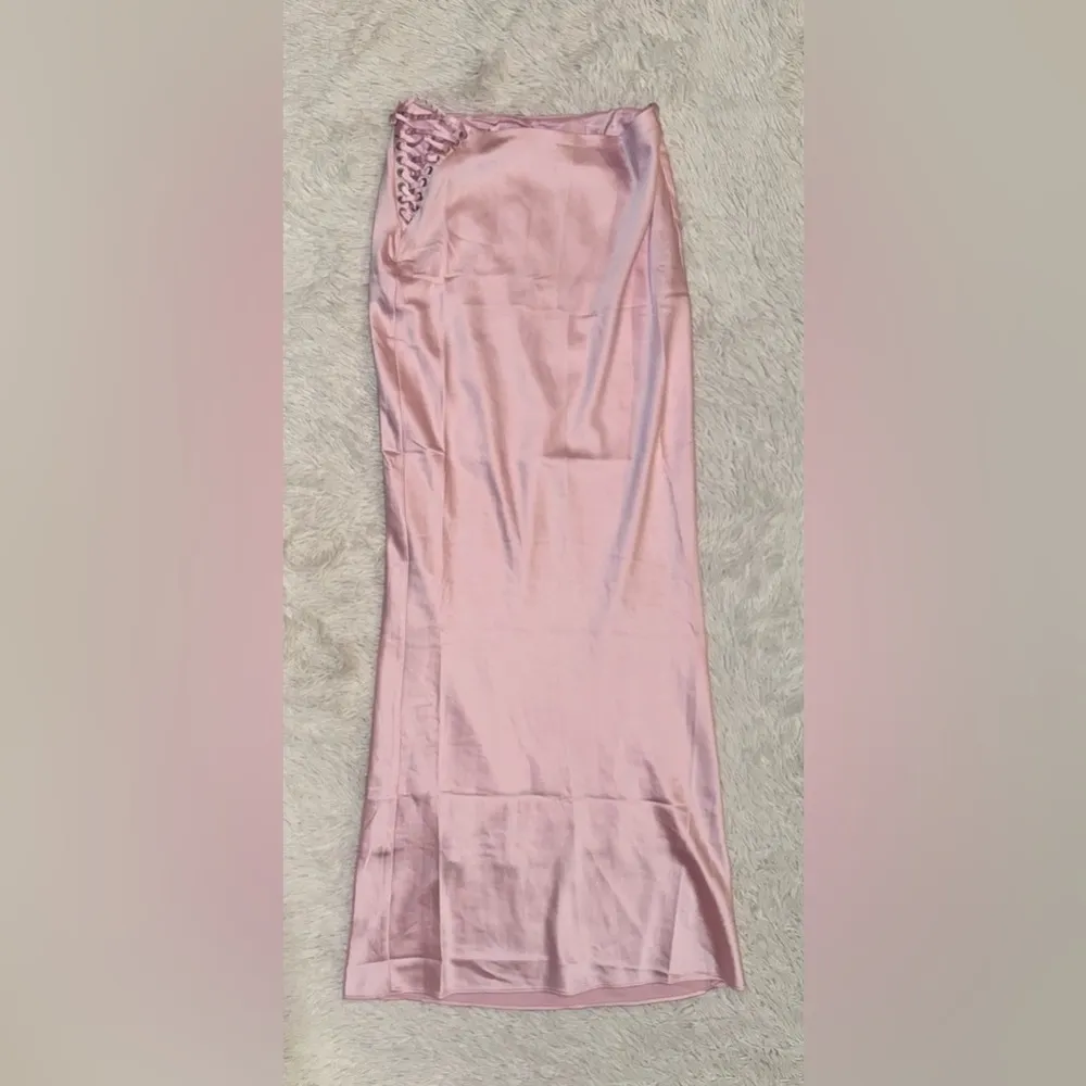 NWOT HOUSE OF CB 'Giuliana' Ballerina Pink Satin Maxi Skirt Sz M - Image 4