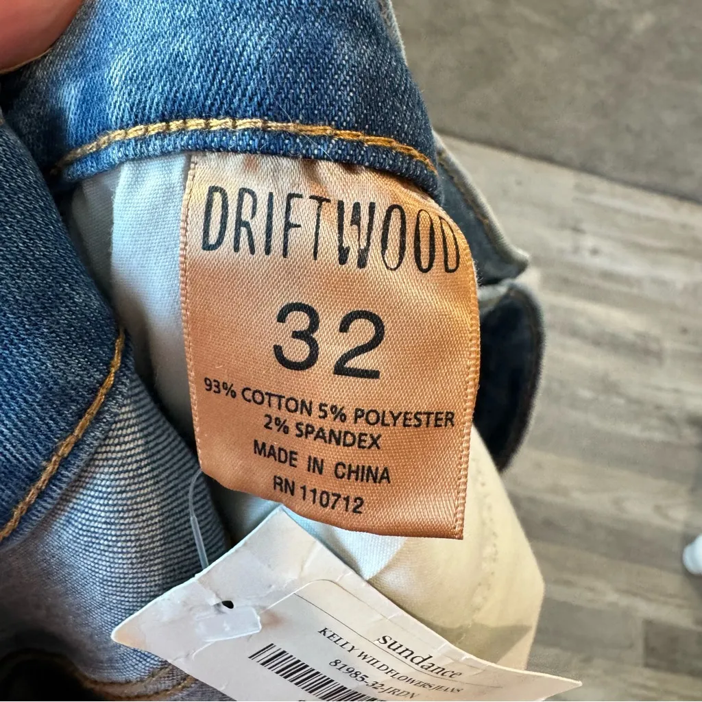 Driftwood Kelly Wildflower Embroidered NWT jeans 32x33 light wash straight leg - Image 7