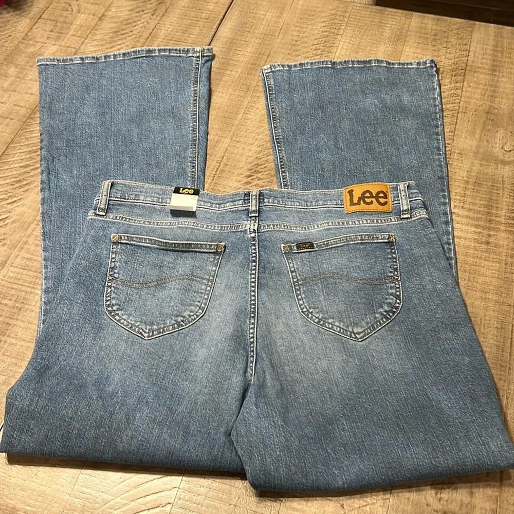 Lee NWT women’s Elevated Retro Flare jeans in 18 long - Image 5