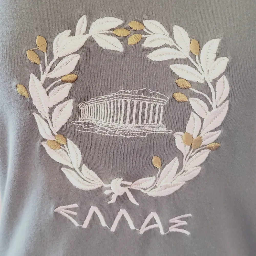 Greek olive embroidered tee size medium - Image 2