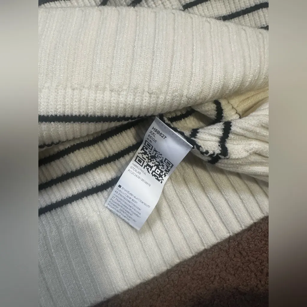 Black and white striped collared sweater - Image 4