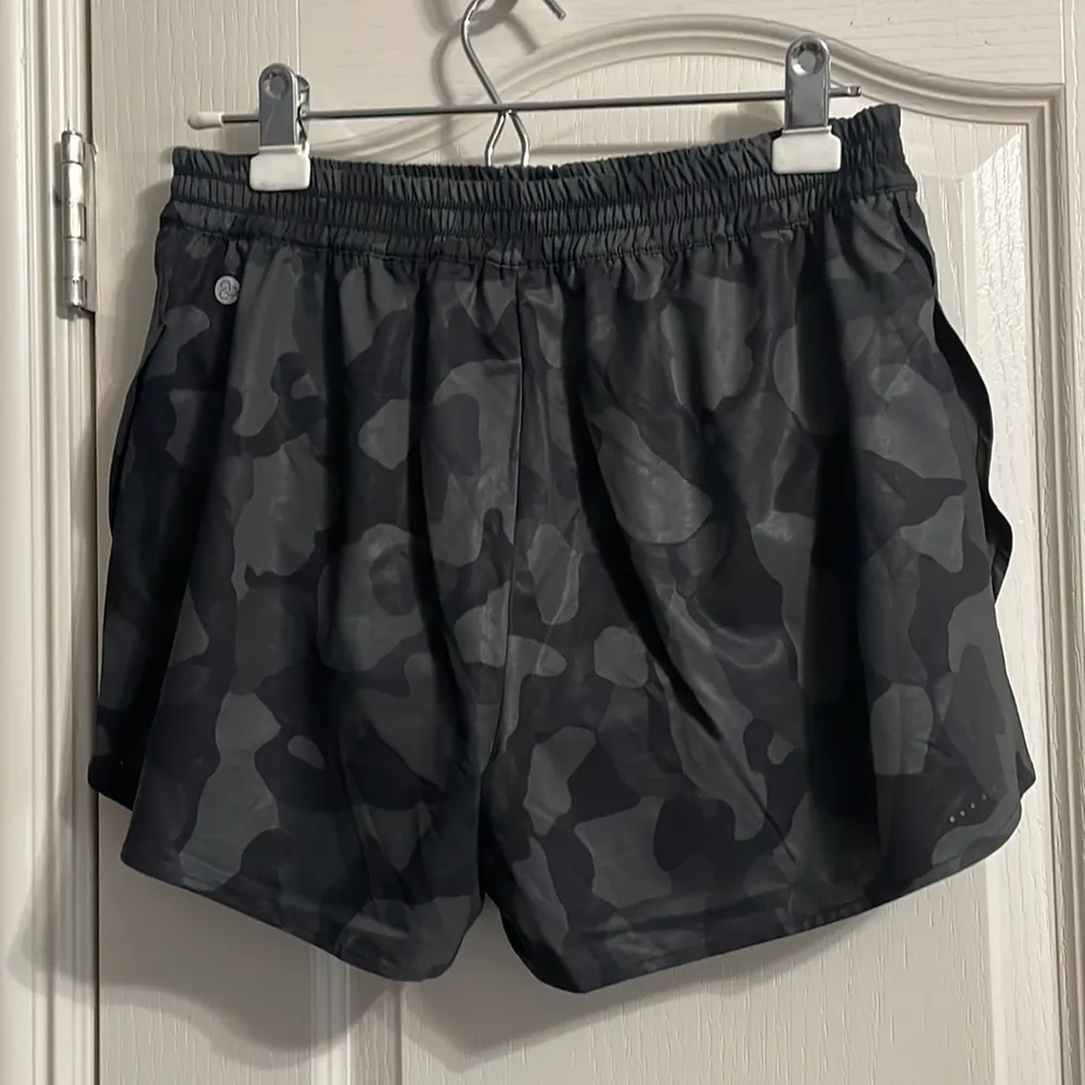 💥LAST CHANCE💥 💖 Zella Run In Camo Shorts - Image 3