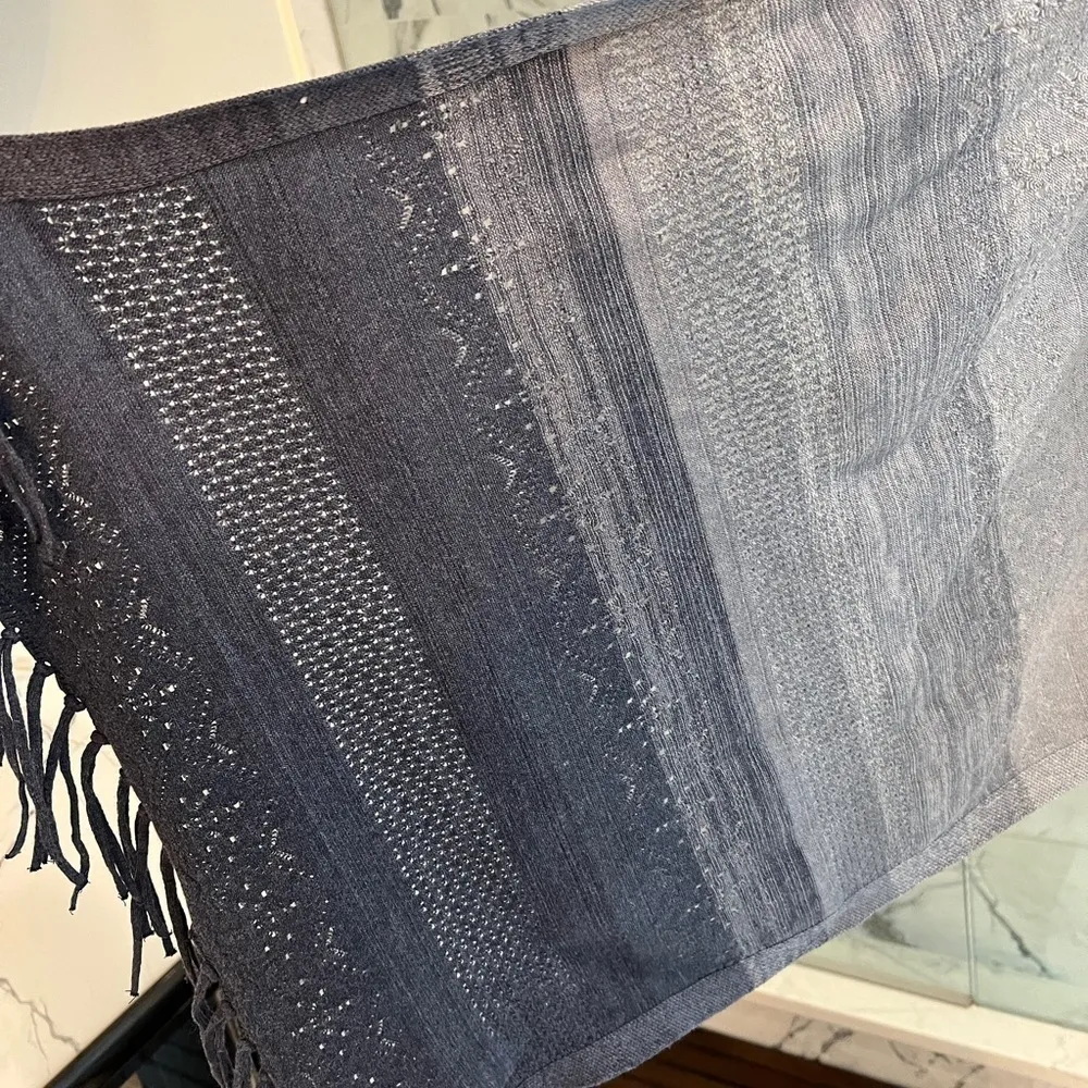 White House Black Market ombré Blue Gradient Ruana Shawl Wrap EUC size S/XS - Image 6