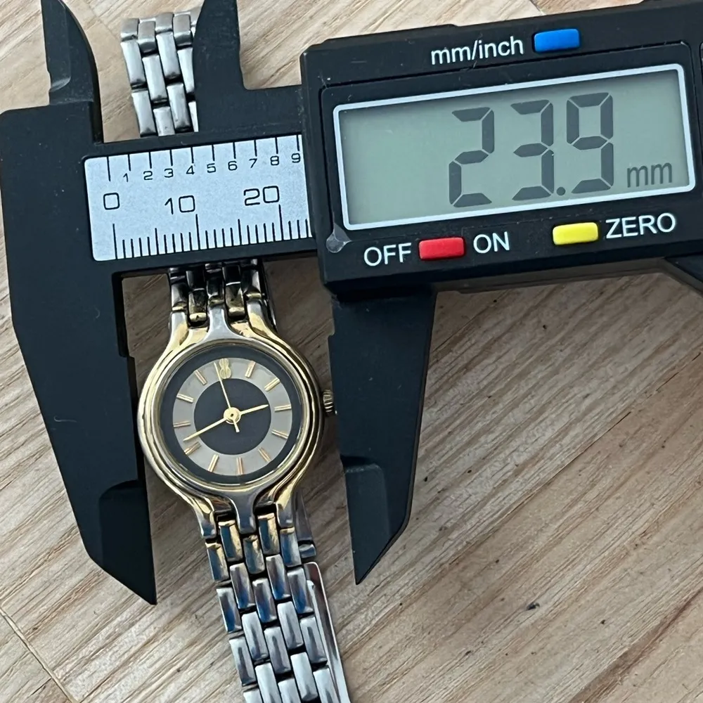 Vintage Ladies Watch Black Silver Dial Gold/Stainless Bracelet - Image 11