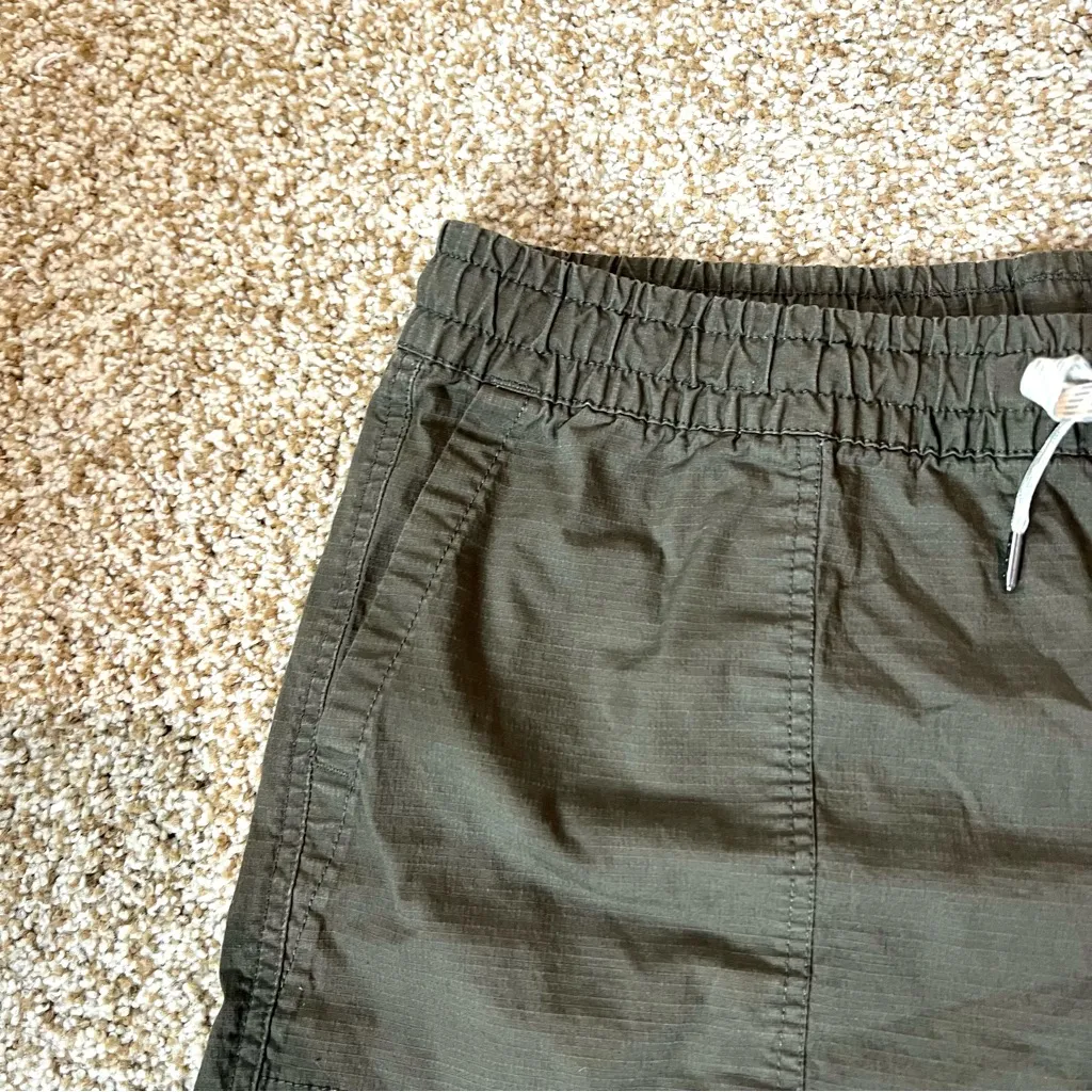 Vuori Dark Oregano Green Duraterra
Vintage Ripstop Shorts Raw Hem Sz
Medium M - Image 8