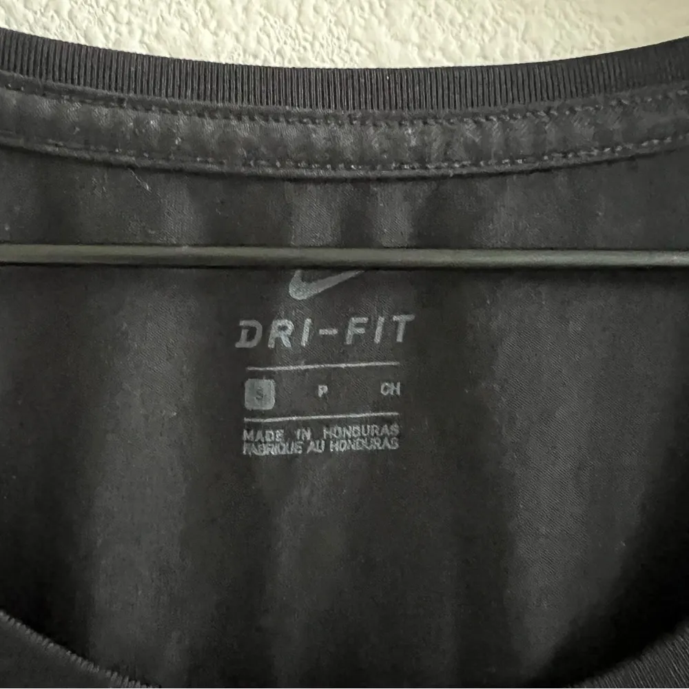 Nike Dri-Fit Black Orange Colorblock Statement Swoosh T-Shirt Rounded Neck Small - Image 4