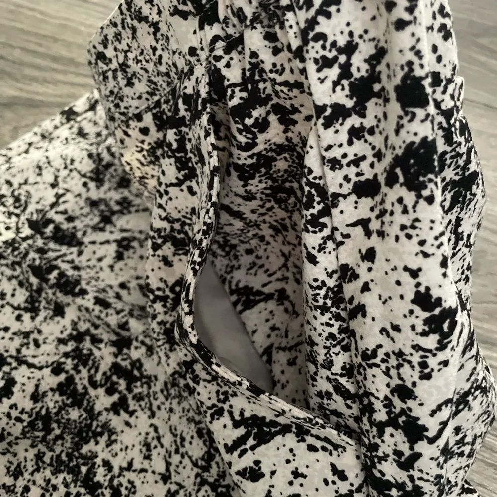 New York & Company Stretch Black and White 2 Piece pant Size S, Blouse Size M - Image 14