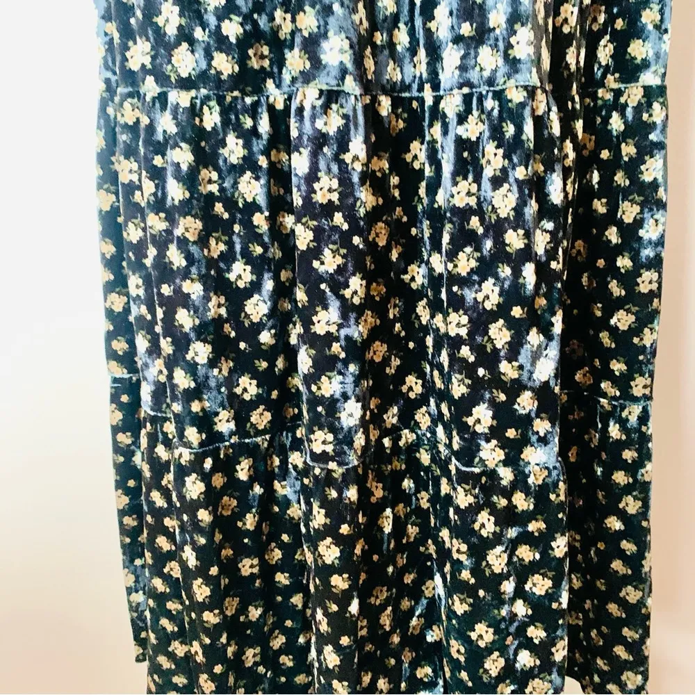 Arula Black & Tan Dainty Floral Velvet Smocked Short Sleeve Tiered Dress. Size XL - Image 4