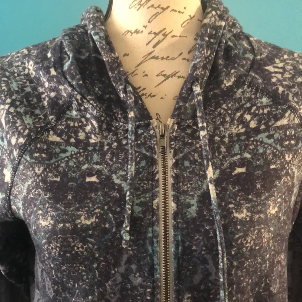 LAST CHANCE 💄 One World Zip Up Hoodie, size Medium - Image 3