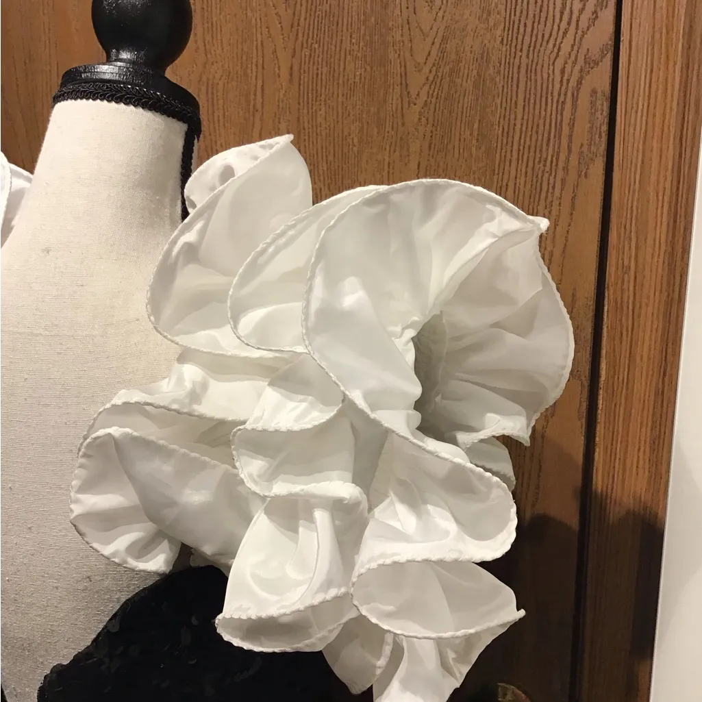 Dave & Johnny V neck bodice with double ruffle shoulder detail - Image 9