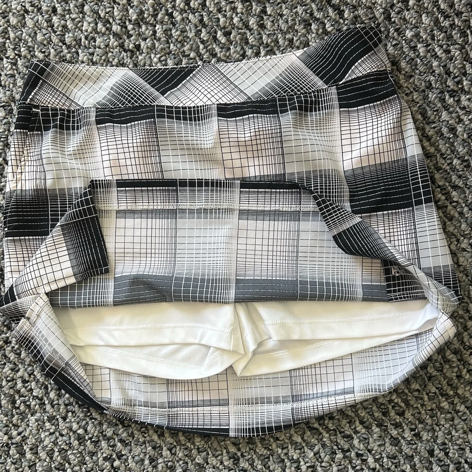 Izod Golf Ladies Sz 6 NWOT Golf Skort Zipper Pockets Golf Balls Tees Pickle Ball - Image 4