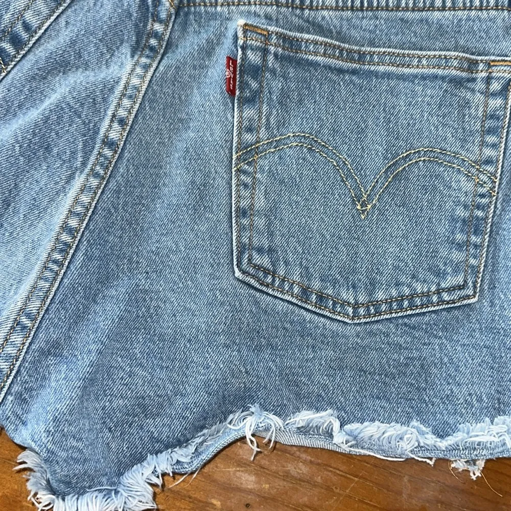 Levi’s 501 Original Fit High Rise Women's blue raw hem Shorts size 29 - Image 11