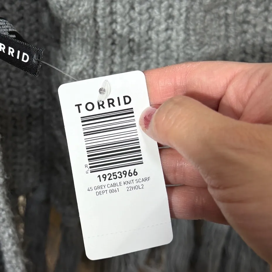 TORRID Women's Grey Cable Knit Scarf with Tassels One Size NWT - Image 3