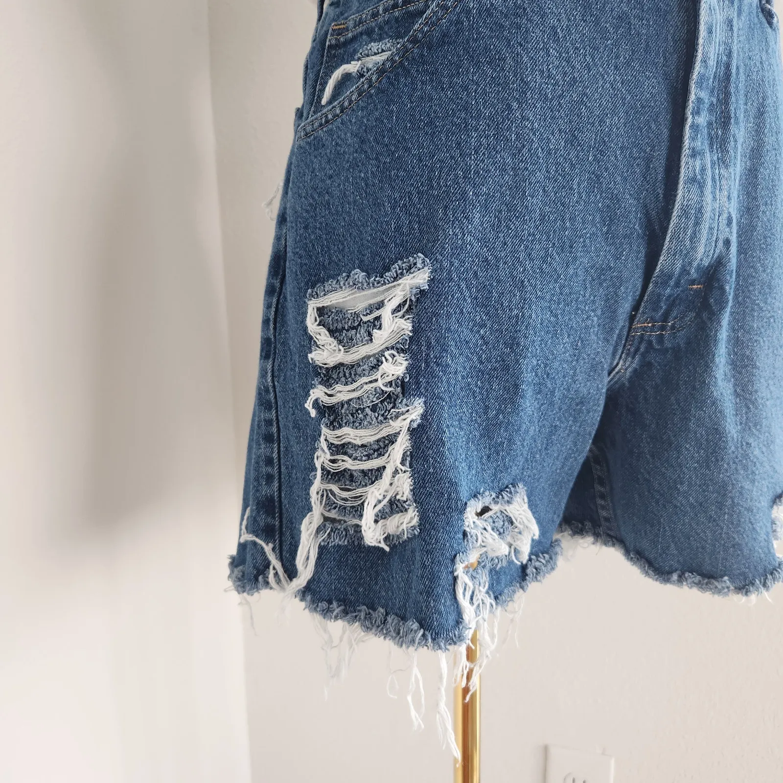 Wrangler Relaxed Fit High Waisted Distressed Denim Jean Shorts Ripped 32–33 - Image 2