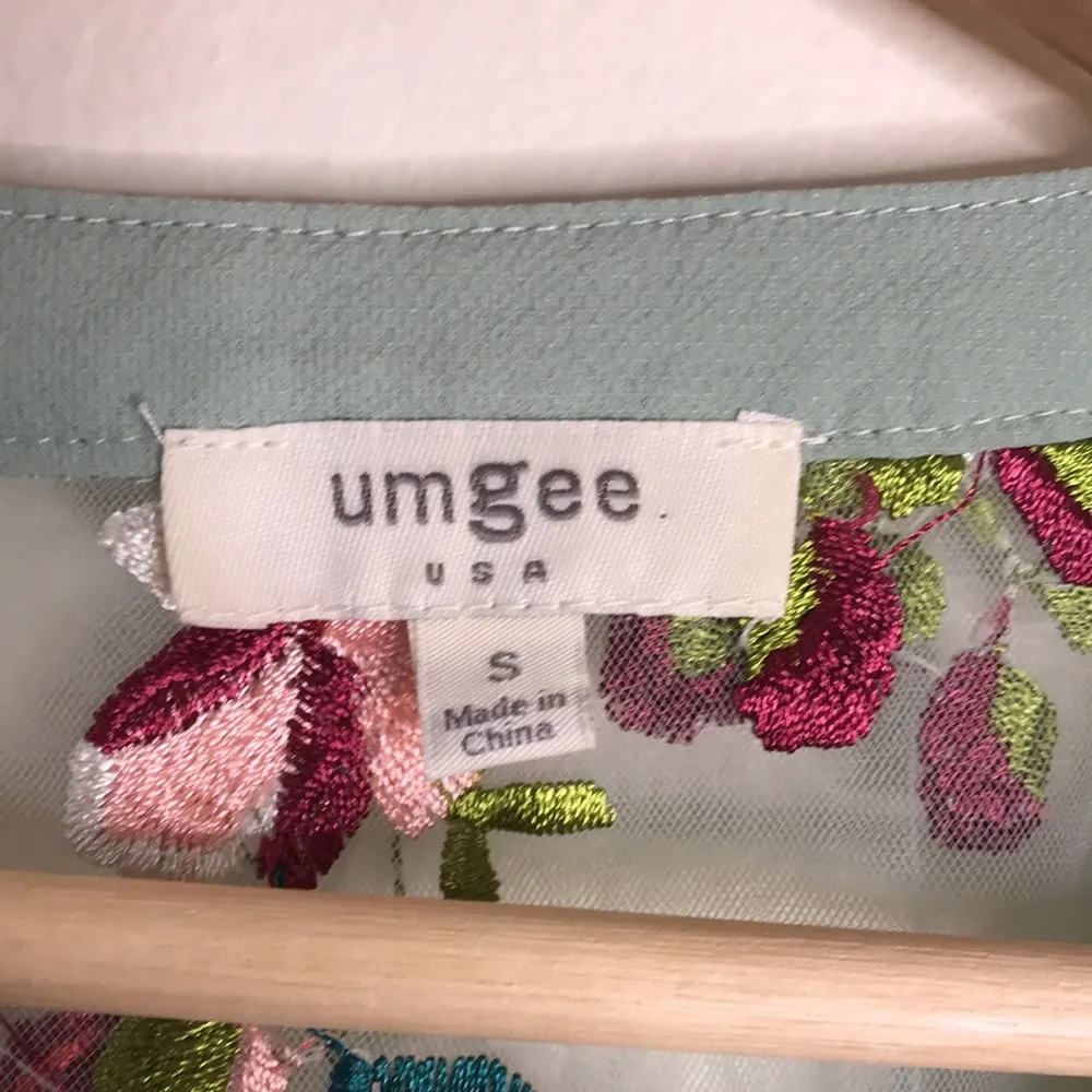 Umgee Mint Green Crepe Sheer floral Embroidered Sleeves A-line tunic top size S - Image 8