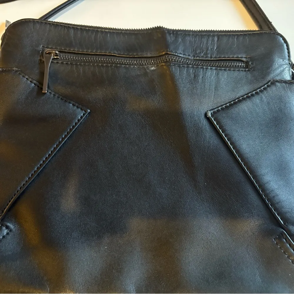 Matt & Nat Black Cross Body Purse Back Zipper 11x10 - Image 5