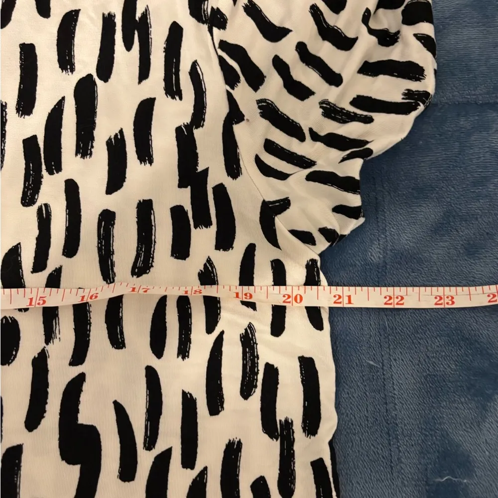 Nine West Black and White Graphic Short Sleeve Tee - Image 3