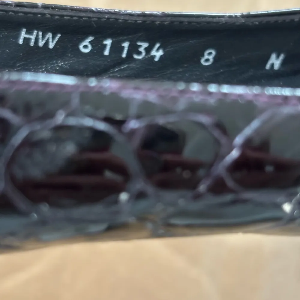 Stuart Weitzman Women’s Croc Embossed Black Leather Block Heel Pump Buckle Sz 8 - Image 6