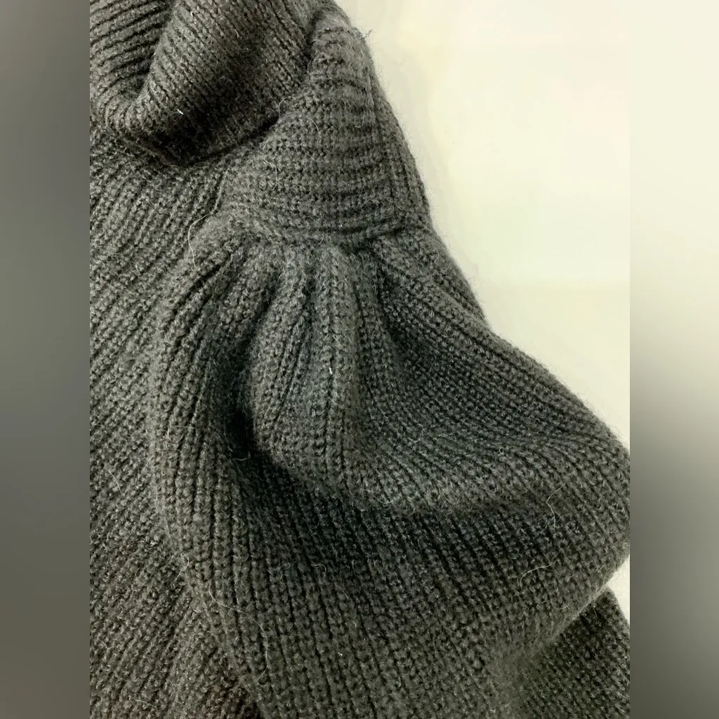 Nice J Crew sweater 🖤🖤 - Image 4