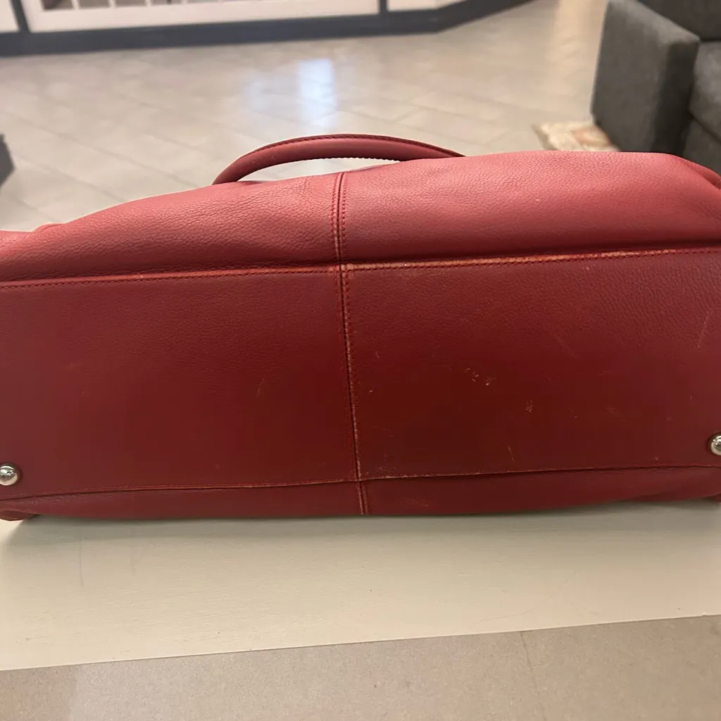 Bag Elegant Red Leather Totespacious Preowned there is stains inside - Image 6