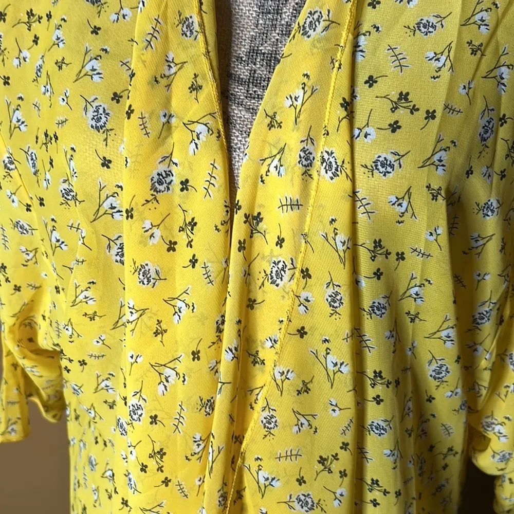 NWT LuLaRoe Shirley Kimono Yellow w/ Black White Flowers Size L - Image 2