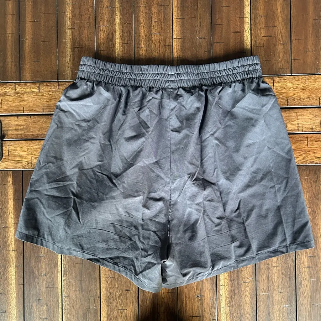 Gymshark WOVEN POCKET SHORTS size medium in black - Image 3