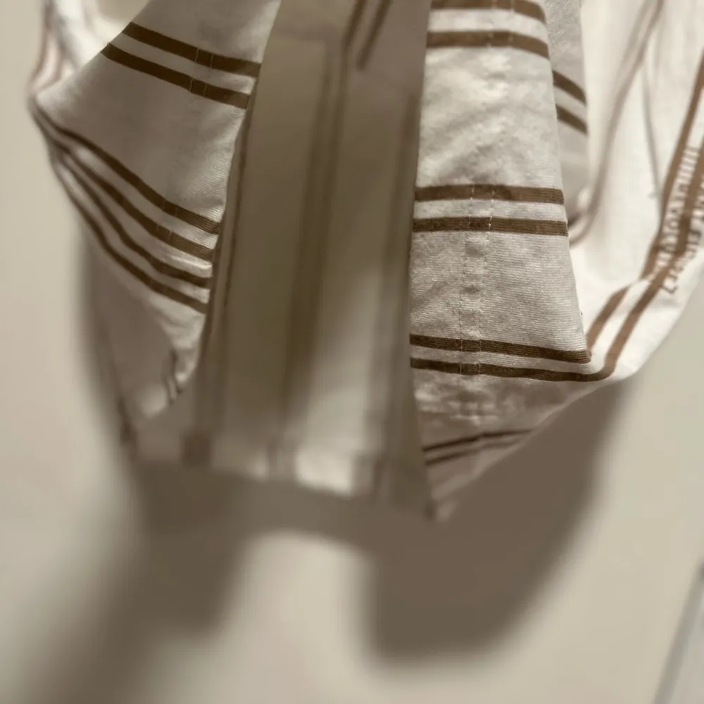 Denim Flower Ricky Singh Mens Sz: L White & Tan Vertical Striped Crew Neck Tee. - Image 11