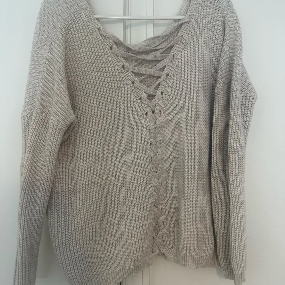 | Light cream/beige sweater with tied back - Image 4