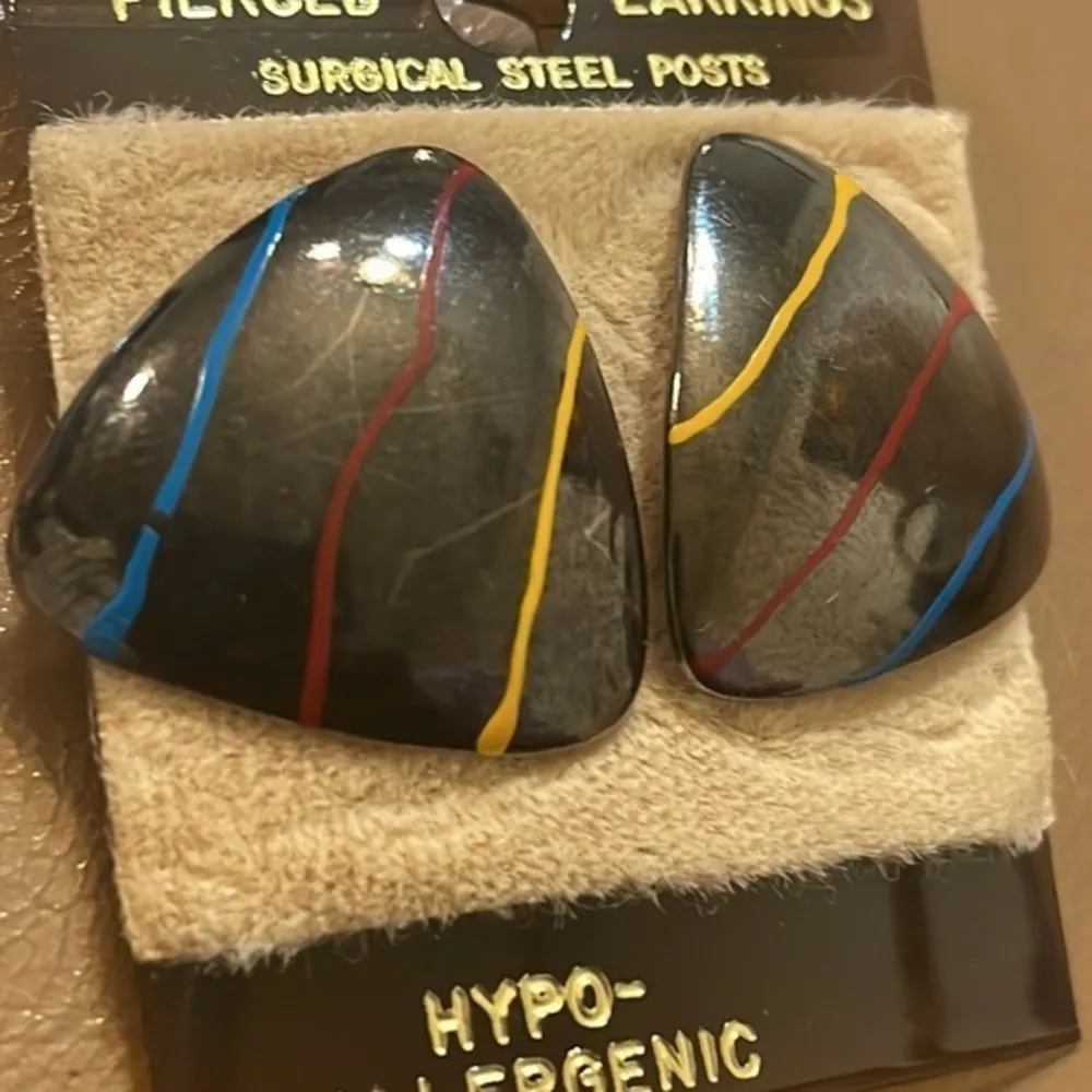 Vintage black triangular stud earrings - Image 22