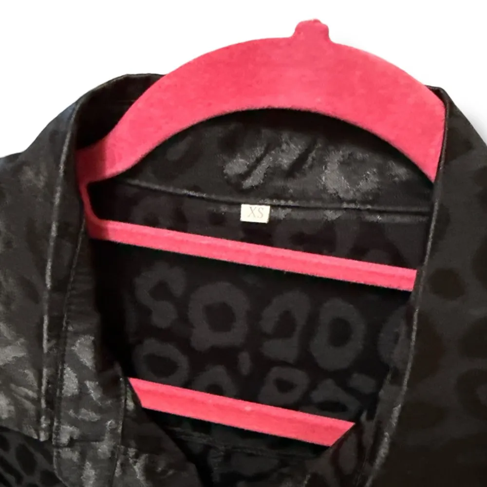 Button Down Shirt XS Black jacquard Leopard Print - Image 2